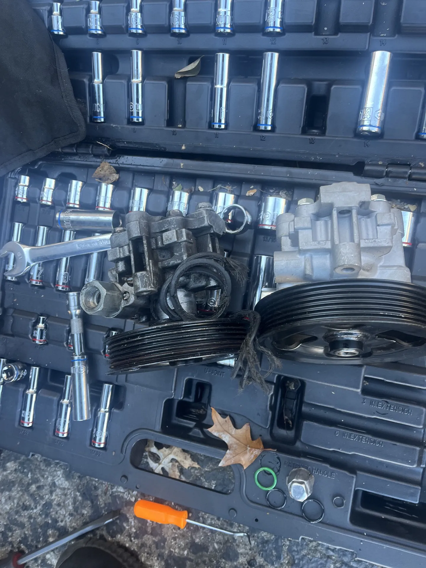 Automotive belts and pulleys arranged with tools for replacement