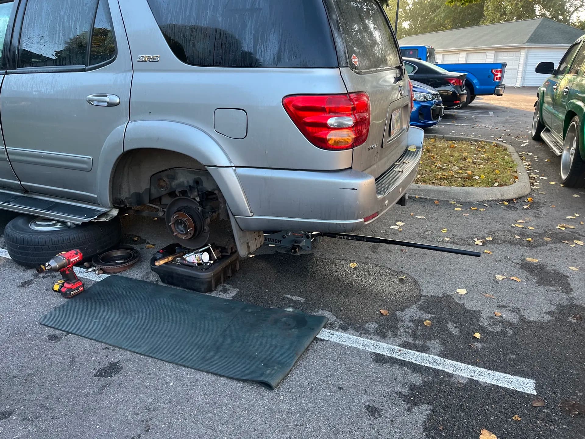 SUV safely supported for flat-tire assistance on location